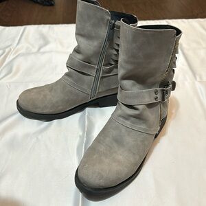 Unbranded Grey Suede Boots Size 7